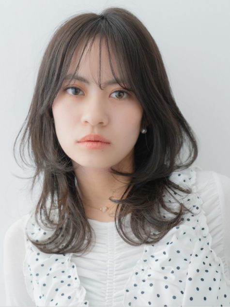 抜け感のあるミディアムスタイル